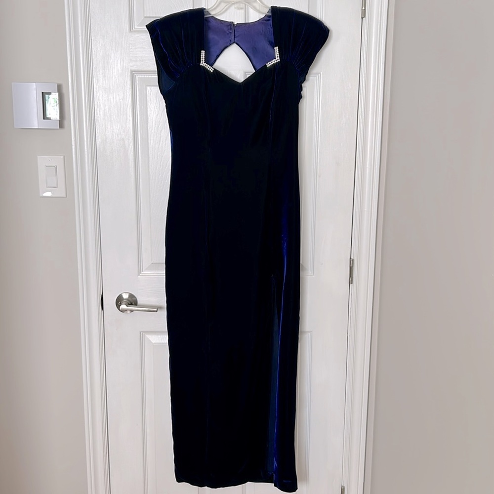 Vintage full length gown in deep blue velvet, Canadian made, women’s size 9/10